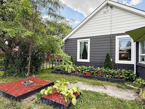 4th image of 922A Danforth Rd