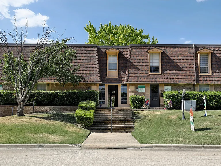 Whisperwind Apartments — Photo 4