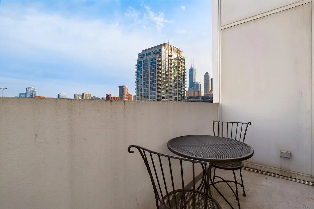 630 N Franklin St — Photo 3