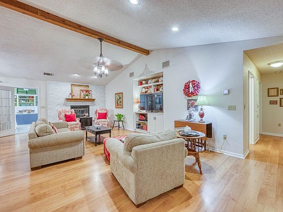 3rd image of 322 San Saba Street