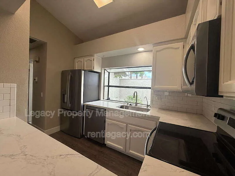 3 bed, 2.0 bath, 1124 sqft, $2,695 — Photo 4