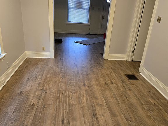 5th image of 1112 W Jefferson Blvd