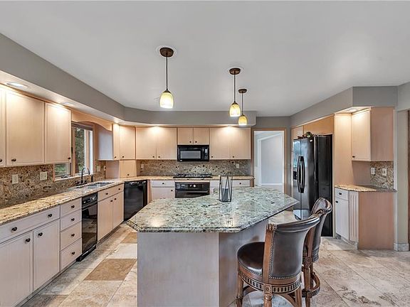 5th image of 603 Winthrop Ct