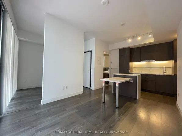 215 Queen St W #915, Toronto, ON M5V 1Z4