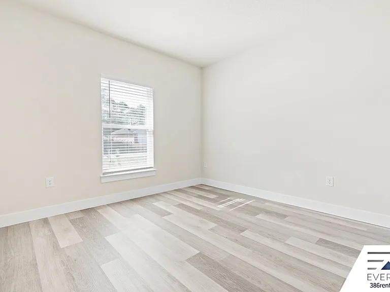 71 Point Of Woods Dr — Photo 23