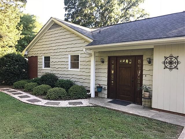 1st image of 300 Hillcrest Dr