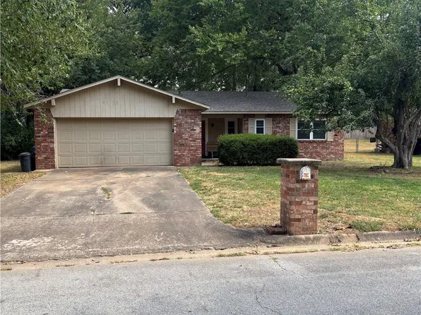 2880 N Peg Ln, Fayetteville, AR 72703