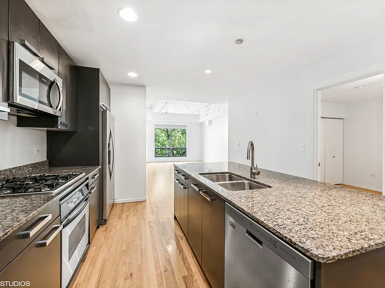 1422 N La Salle St #302 — Photo 5