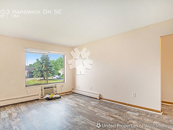 2nd image of 903 Hardwick Dr SE