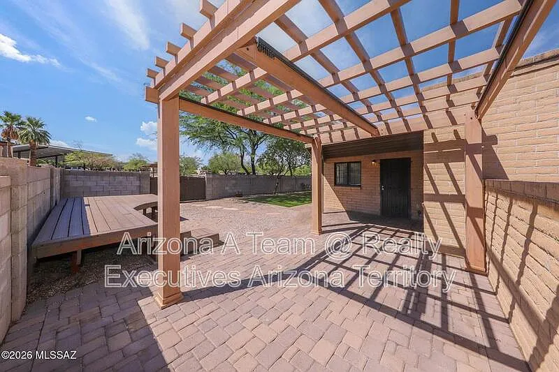 3 bed, 2.0 bath, 1929 sqft, $2,195 — Photo 1
