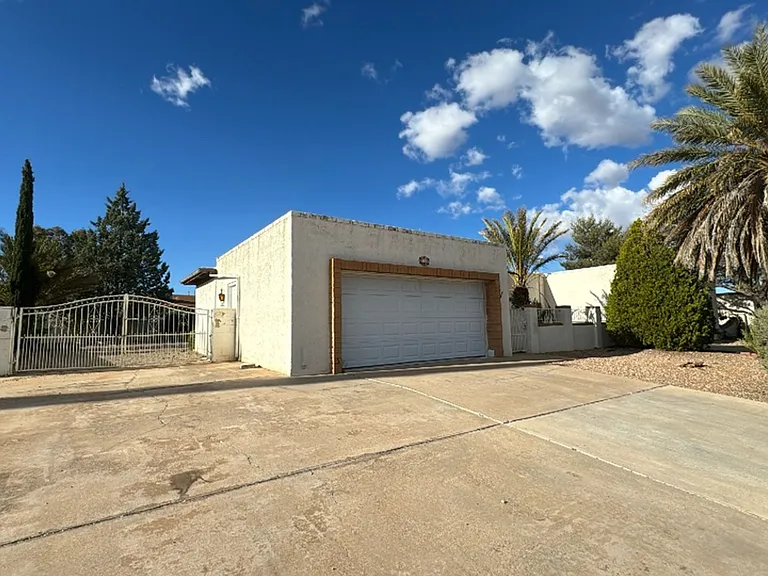 1041 Carmelita Dr — Photo 1