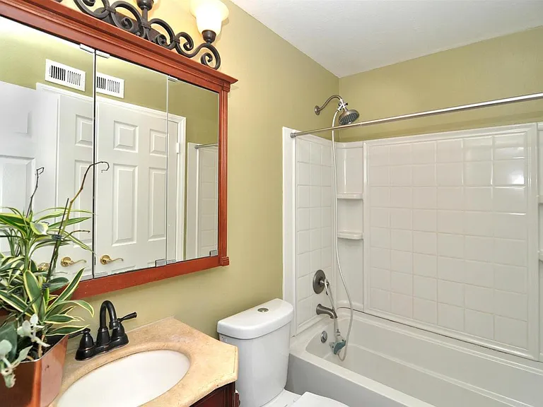 19200 Hamlin St #4 — Photo 10