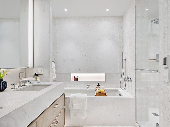 4th image of 221 W 77th St #12W