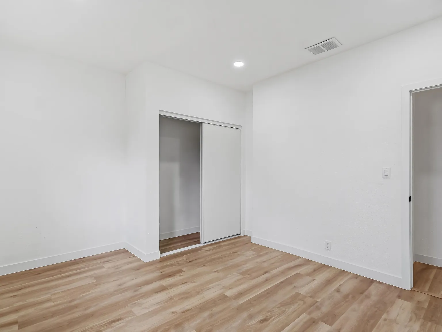 4 bed, 2098 sqft, $4,000 — Photo 3