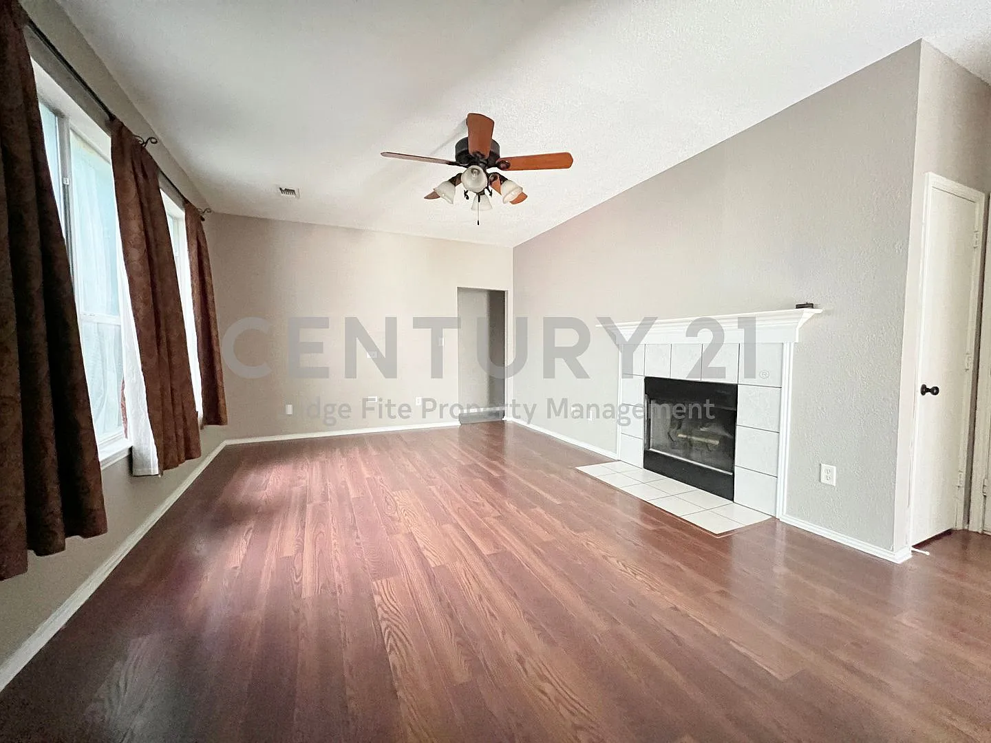 Spacious 3/2/2 in Denton Ready For Move-In! — Photo 3