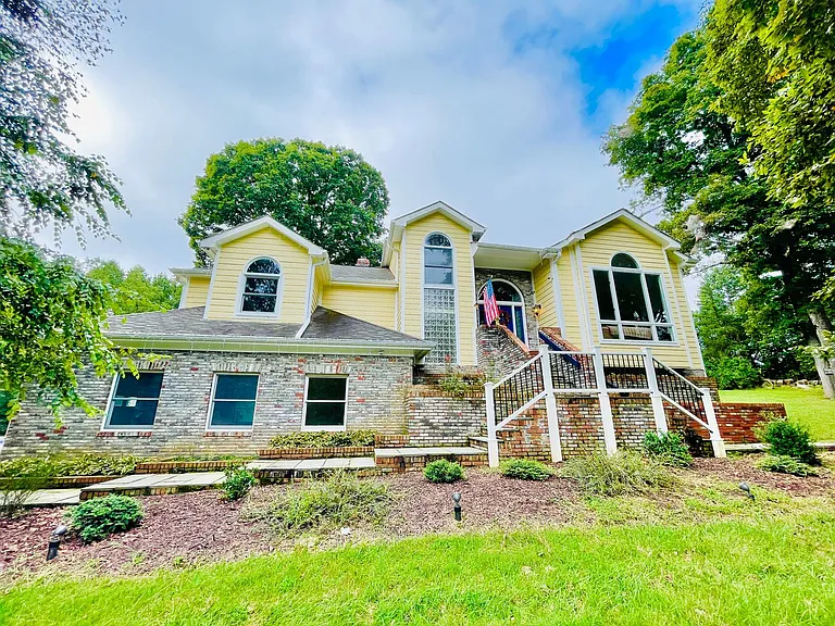 1474 Freeman Dr — Photo 2