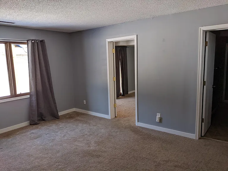 2300 Amberwood Dr — Photo 22