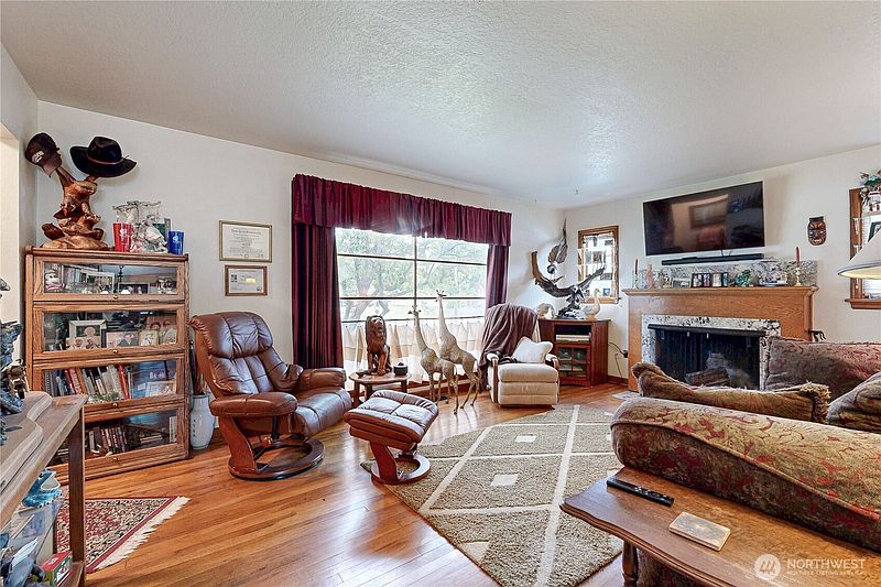 4th image of 558 Juniper Street