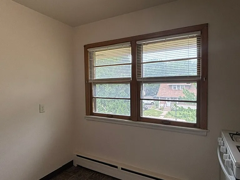 1330 Saint Clair Ave — Photo 9