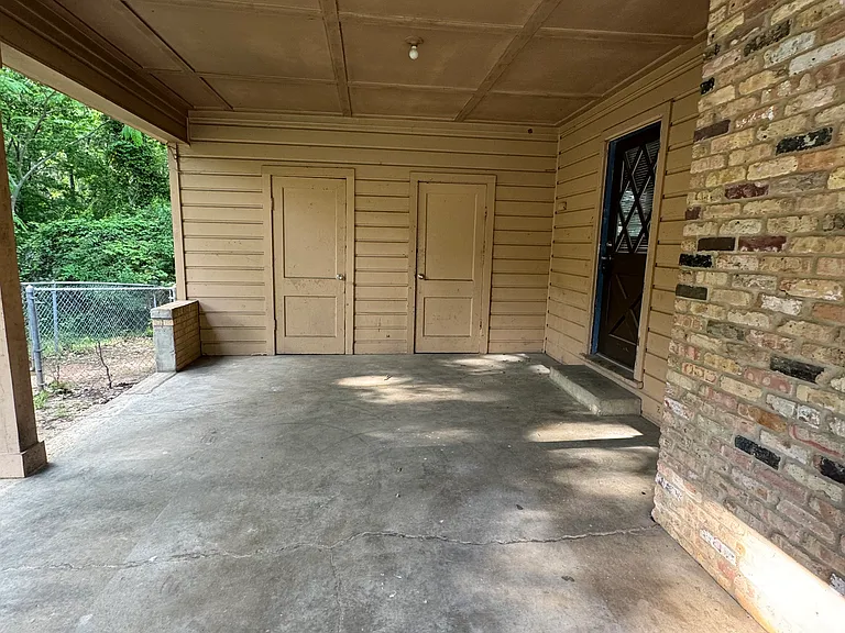 1601 Graham Dr — Photo 2