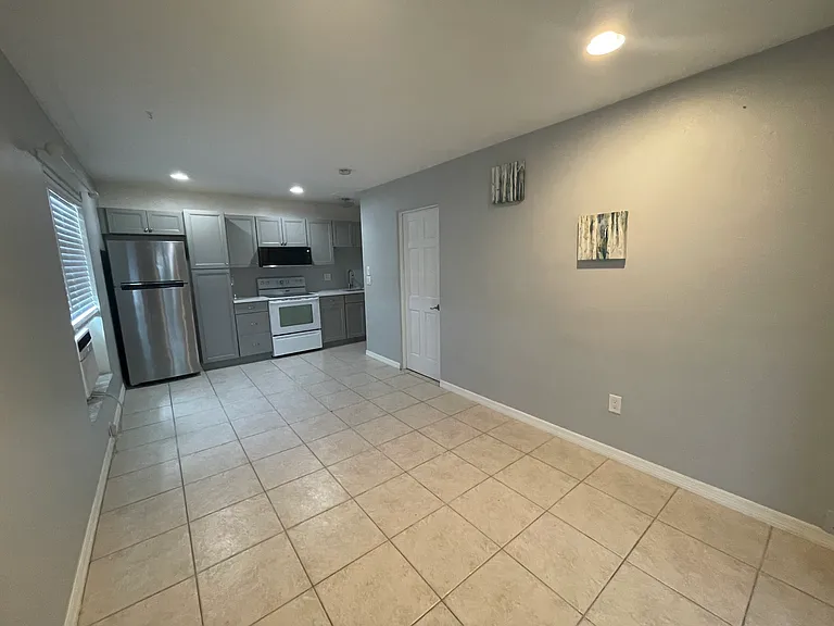 517 SE Highschool Ave — Photo 9