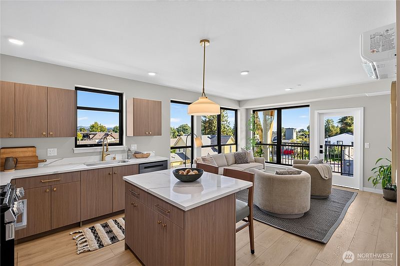 4th image of 306 Center Street #304