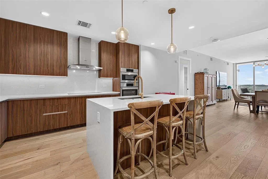 2 bed, 2.5 bath, 1923 sqft, $7,000 — Photo 4