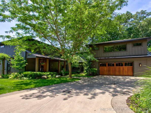 3192 Beach Trail Dr, Saugatuck, MI 49453