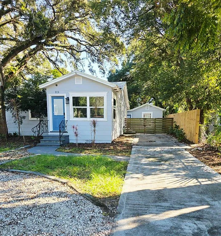 3 bed, 2.0 bath, 876 sqft, $2,900 — Photo 1
