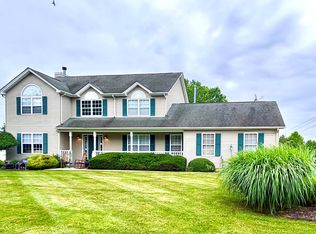 1002 Forest Gln, New Windsor, NY 12553