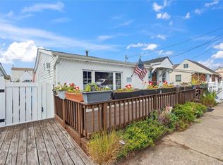 637 S 7th St, Lindenhurst, NY 11757