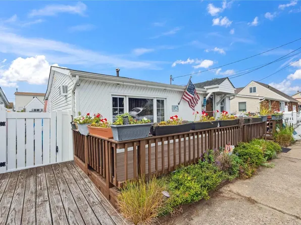 637 S 7th Street, Lindenhurst, NY 11757