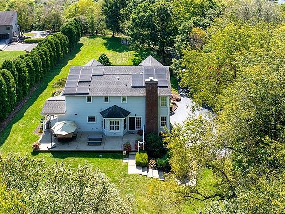 3rd image of 136 Heathercroft Dr