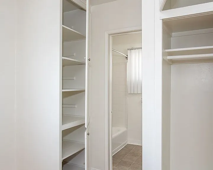 650 W Wilson Ave — Photo 8
