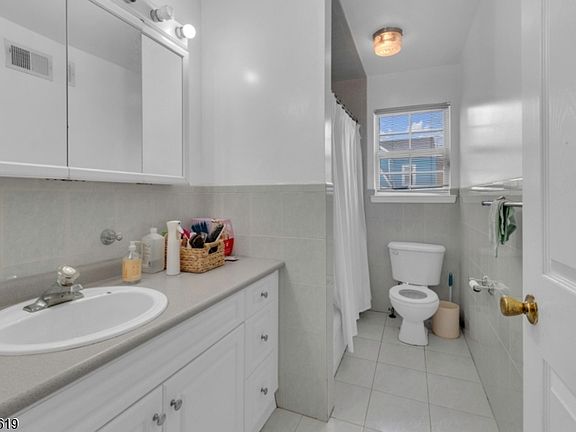 5th image of 123 Malden Ter