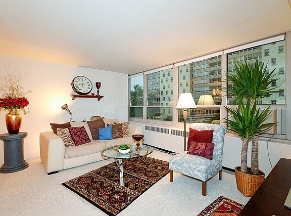 2nd image of 3950 N Lake Shore Dr APT 307