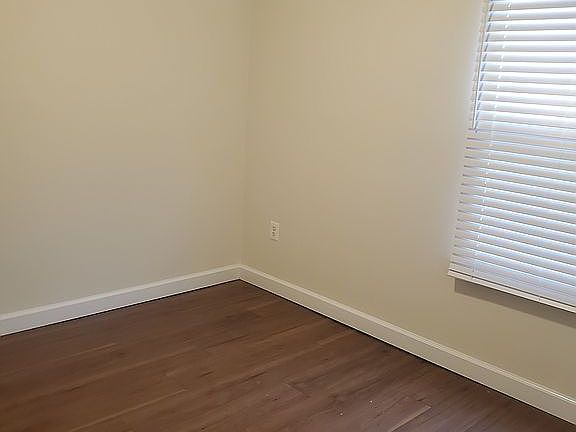 4th image of 13323 Hollinger Ave