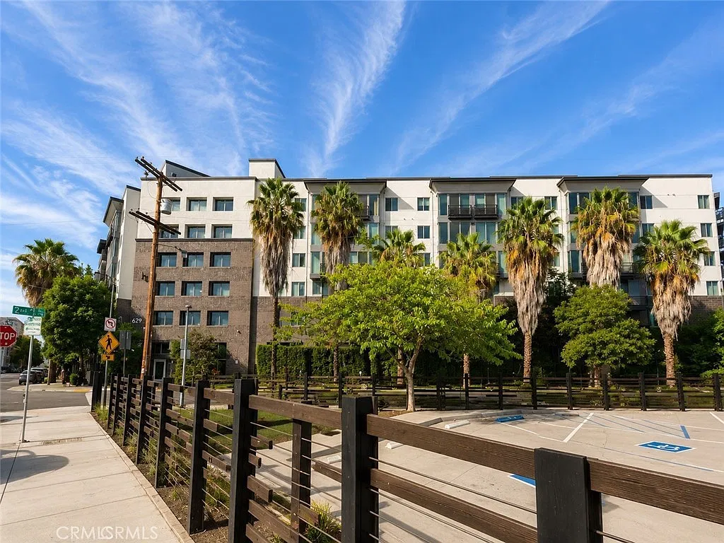 2 bed, 1290 sqft, $3,900 — Photo 2