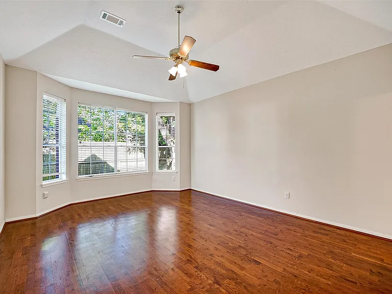 2411 Charter Oaks Ct — Photo 15