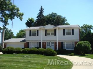 25800 Southwood Dr, Southfield, MI 48075