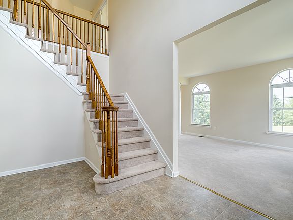 4th image of 9 Margaret Dr