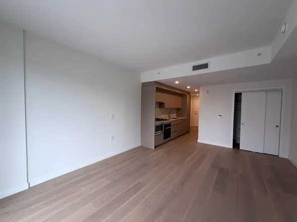5212 Cambie St #3, Vancouver, BC V6B 2N4