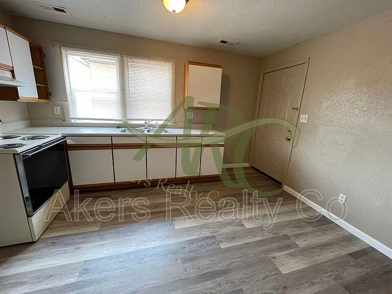 511 W 12th St #D — Photo 5