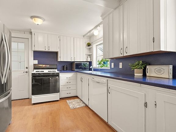 3rd image of 12 Moore Rd