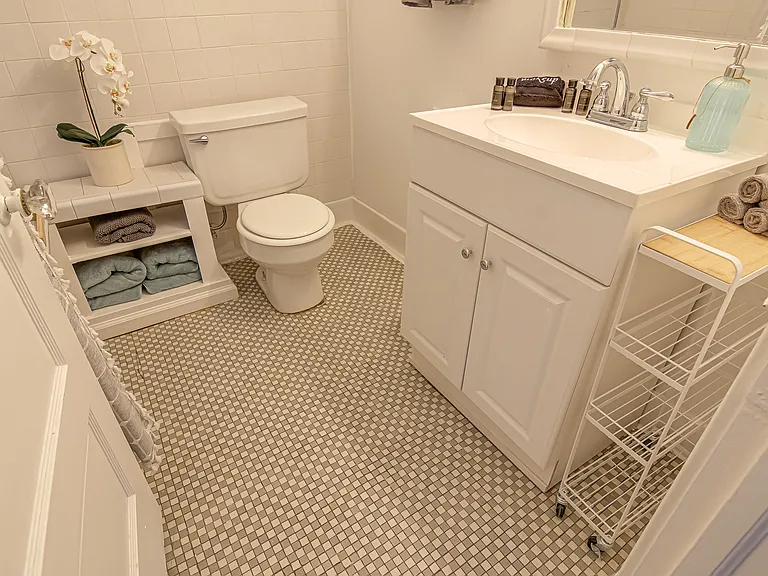 1504 W Friendly Ave #B — Photo 22