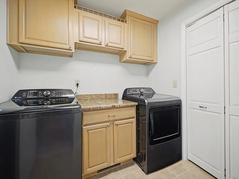 1044 Commodore Dr — Photo 22