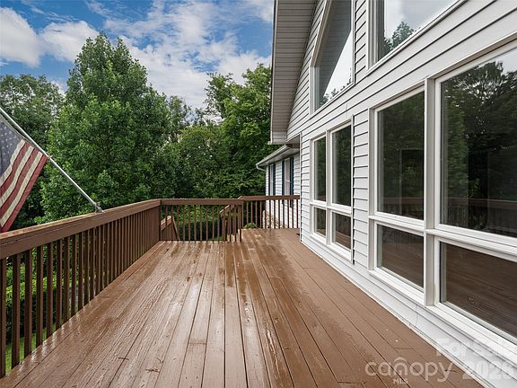 5th image of 15 Tiffany Ln