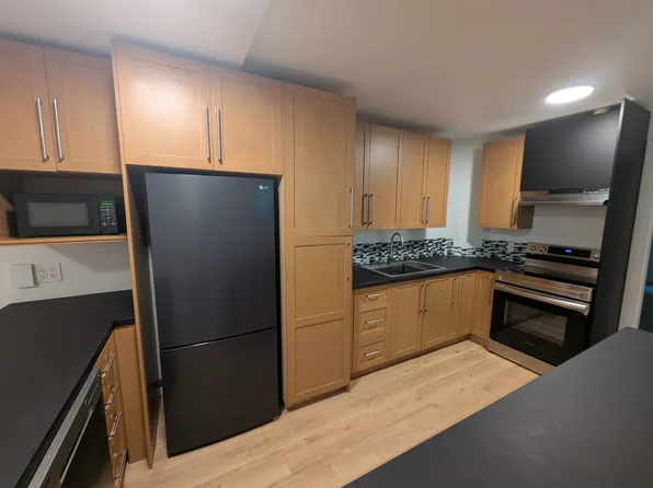 1657 Ash Rd, Saanich, BC V8N 2T2
