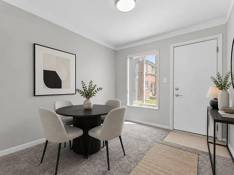 Oak Park Manor Apartments & Townhomes — Photo 16