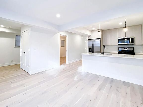 5th image of 1336 W Bryn Mawr Ave #G